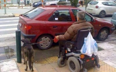 Αποκλεισμένοι από τα πεζοδρόμια.