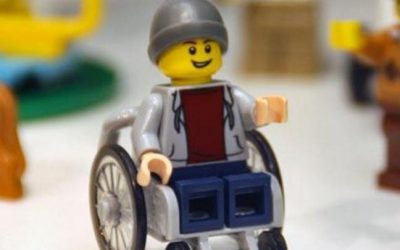 Φιγούρα της Lego κάθησε για πρώτη φορά σε αναπηρικό αμαξίδιο