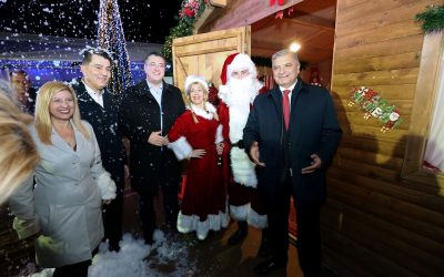 Άναψε το Χριστουγεννιάτικο δέντρο της Περιφέρειας Αττικής στο Πεδίο του  Άρεως
